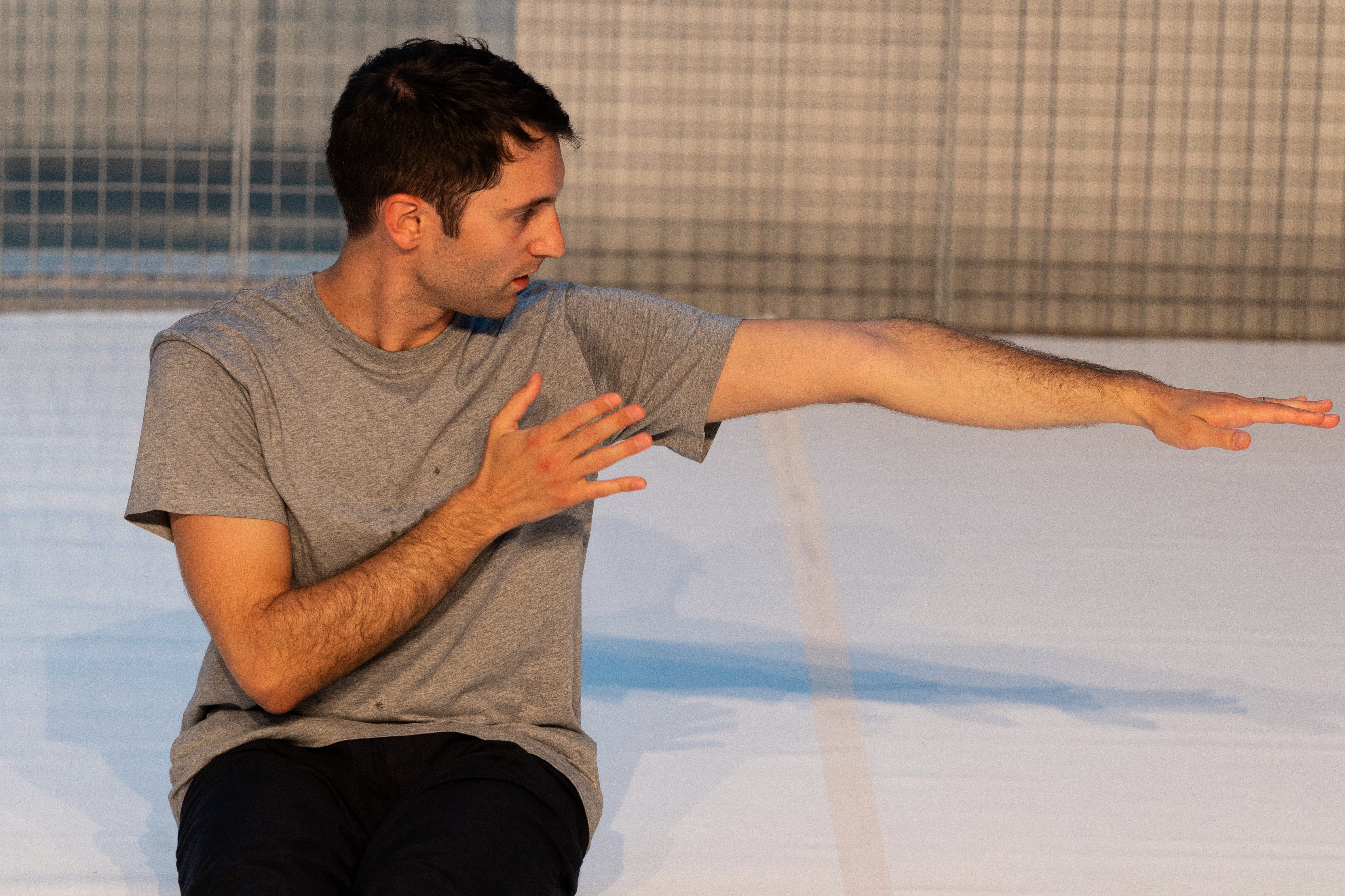 即興的技術與沉思——旁觀法國編舞家諾埃・蘇里耶(Noé Soulier)《Mouvement sur Mouvement》(動作以上以上動作)的圖片